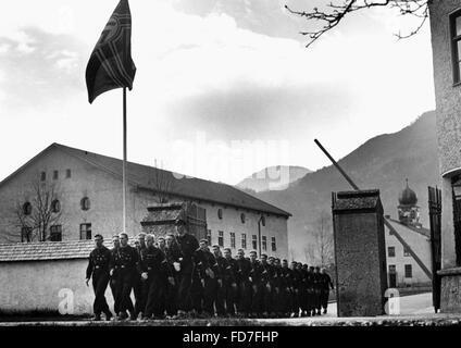 Elementi di HJ marciando in un campo di addestramento militare, 1939 Foto Stock