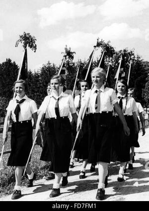 Il BDM ragazze marching, 1936 Foto Stock