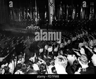 Verpflichtung der Jugend (impegno della gioventù) cerimonia in teatro des Volkes in Berlino, 1940 Foto Stock