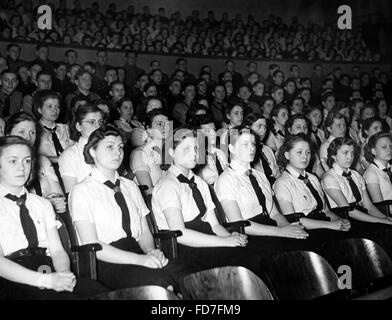 Verpflichtung der Jugend (impegno della gioventù) cerimonia in teatro des Volkes in Berlino, 1940 Foto Stock