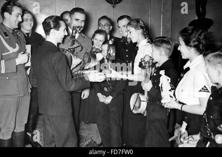 Joseph Goebbels con una delegazione della Turingia BDM a Berlino, 1937 Foto Stock