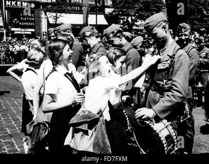 Jungmaedel (ragazze) del BDM con soldati del "Legione Condor' ad Amburgo, 1939 Foto Stock