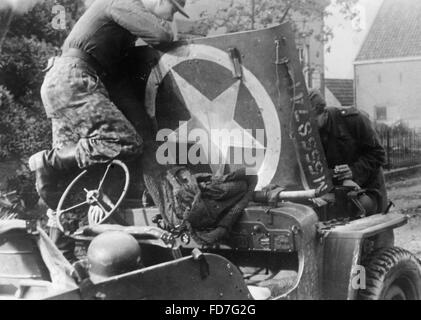 I soldati delle Waffen-SS ispezionare una jeep britannico in Olanda, 1944 Foto Stock