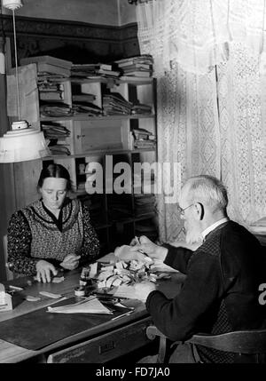 La cernita di razione di cibo carte nel distretto di Niederbarnim, 1942 Foto Stock