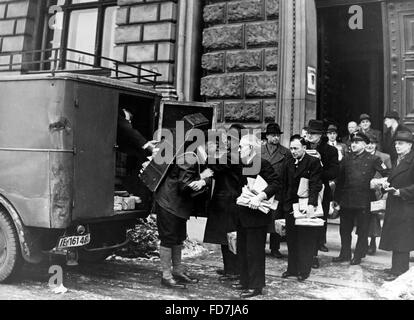 La distribuzione di razioni di cibo in carte di Berlino, 1942 Foto Stock