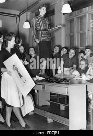 Fornitura di vestiti, sostituti, scuola di moda, 1941 Foto Stock