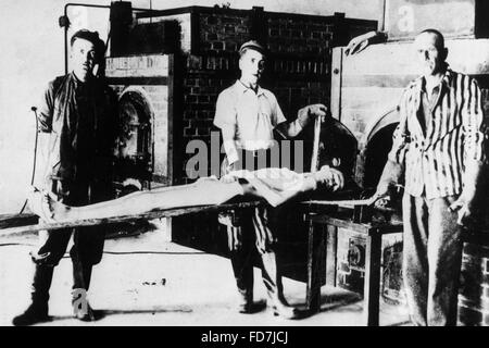 Prigioniero dei lavoratori di fronte a un forno in Auschwitz Foto Stock