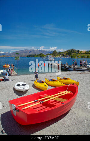 Dinghy, kayak e il lago Wanaka waterfront in estate arriva a Wanaka, Otago, Isola del Sud, Nuova Zelanda Foto Stock
