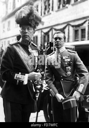 Gustavo VI Adolfo di Svezia con suo figlio Sohn Gustaf Adolf, 1932 Foto Stock