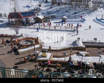 Vista di Buckaroo Express gondola e il Park Hyatt una buca per il fuoco, da Park Hyatt Beaver Creek Resort, Avon, Colorado. Foto Stock