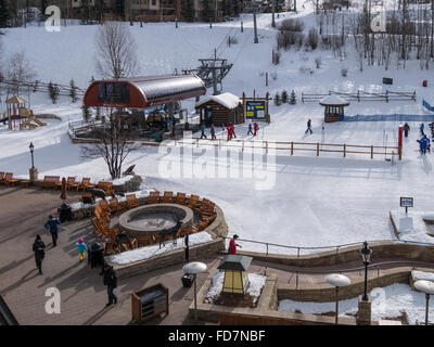 Vista di Buckaroo Express gondola e il Park Hyatt una buca per il fuoco, da Park Hyatt Beaver Creek Resort, Avon, Colorado. Foto Stock