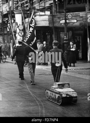 Riservisti a piedi attraverso berlino con un serbatoio in miniatura, 1937 Foto Stock