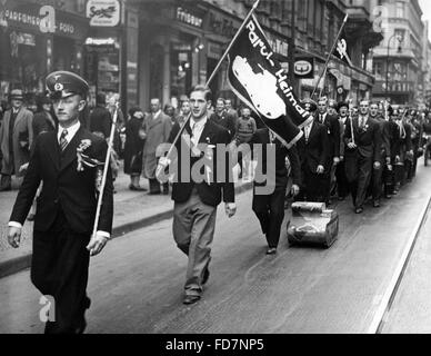 Riservisti a piedi attraverso berlino con un serbatoio in miniatura, 1937 Foto Stock