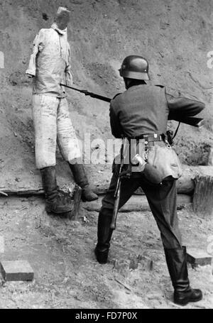 Formazione a baionetta su un manichino, 1938 Foto Stock