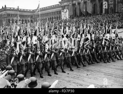 Parata militare della Wehrmacht in occasione di Hitler il compleanno di Berlino, 1939 Foto Stock