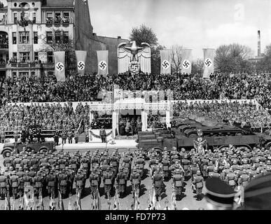 Parata militare della Wehrmacht in occasione di Hitler il compleanno di Berlino, 1939 Foto Stock