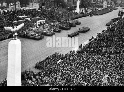 Parata militare della Wehrmacht in occasione di Hitler il compleanno di Berlino, 1939 Foto Stock