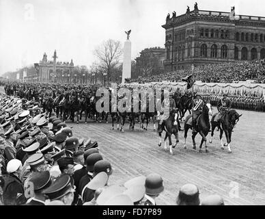 Parata militare della Wehrmacht in occasione di Hitler il compleanno di Berlino, 1939 Foto Stock