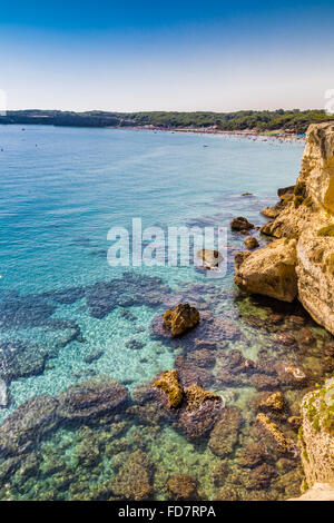 Caletta rocciosa sulla costa del Salento in Puglia in Italia Foto Stock