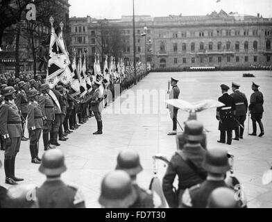 Handover o trasferimento di nuove bandiere per la Wehrmacht in Berlino, 1937 Foto Stock