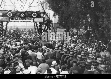 Ingegnere soldato della Wehrmacht entrare nelle loro guarnigione a Amburgo-harburg, 1936 Foto Stock