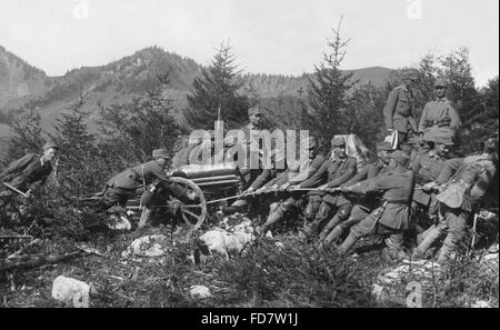 Le truppe di montagna durante un esercizio in montagna Foto Stock