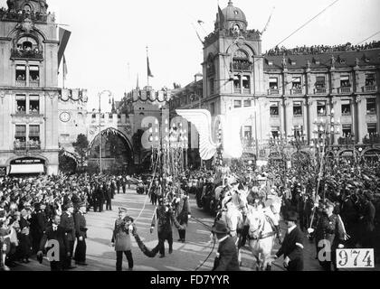 Processione a Karlsplatz a Monaco di Baviera, 1925 Foto Stock