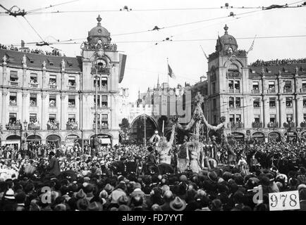 Processione a Karlsplatz a Monaco di Baviera, 1925 Foto Stock