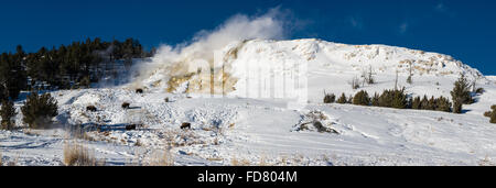 Panorama di steamy travertino terrazza a Mammoth Hot Springs. Parco Nazionale di Yellowstone, Wyoming negli Stati Uniti. Foto Stock