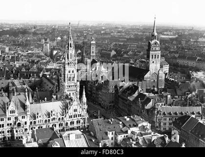 La Marienplatz con il vecchio Pietro e Municipio nuovo a Monaco di Baviera Foto Stock