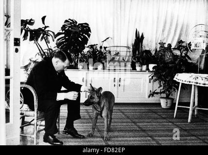 Adolf Hitler con il suo cane, 1937 Foto Stock