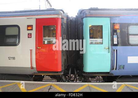 Abellio maggiore anglia treno a Chelmsford banchina della stazione del treno elettrico ferroviario franchising logo East Anglia logo Essex Foto Stock