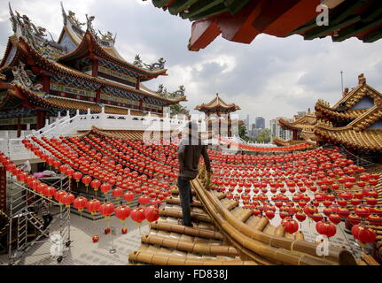 Kl, K1, MYS. 29 gen, 2016. Lavoratore la preparazione tradizionale decor lanterna a Thean Hou Tempio Kuala Lumpur, 29 gennaio, in Malesia per il prossimo Anno Nuovo cinese il 8 febbraio 2016. © Kamen/ZUMA filo/Alamy Live News Foto Stock