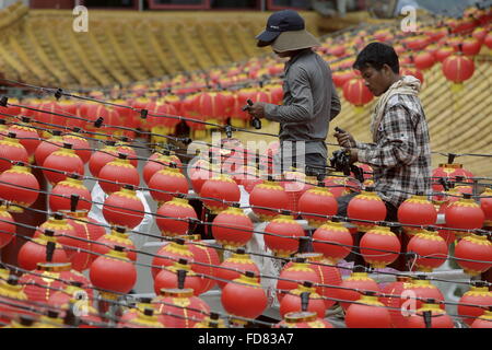 Kl, K1, MYS. 29 gen, 2016. Lavoratore la preparazione tradizionale decor lanterna a Thean Hou Tempio Kuala Lumpur, 29 gennaio, in Malesia per il prossimo Anno Nuovo cinese il 8 febbraio 2016. © Kamen/ZUMA filo/Alamy Live News Foto Stock