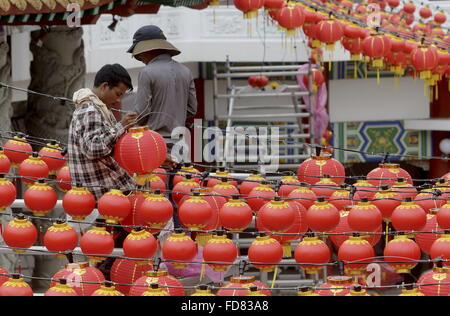 Kl, K1, MYS. 29 gen, 2016. Lavoratore la preparazione tradizionale decor lanterna a Thean Hou Tempio Kuala Lumpur, 29 gennaio, in Malesia per il prossimo Anno Nuovo cinese il 8 febbraio 2016. © Kamen/ZUMA filo/Alamy Live News Foto Stock