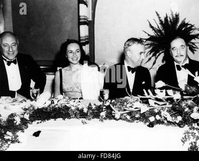 Cecil B. DeMille, Paulette Goddard, Charlie Chaplin e H.G. Wells, 1935 Foto Stock