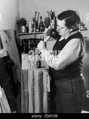 Paolo Dahlke funziona su una scultura in legno del 1941 Foto Stock