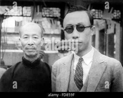 Ritratto di Henry Pu Yi con il suo tutor, 1932 Foto Stock