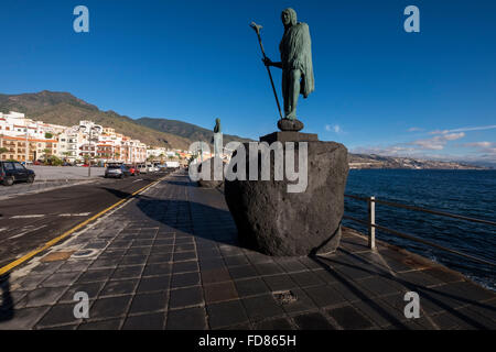 Le statue del Menceys o Guanche Re che governarono Tenerife prima della conquista spagnola nella Plaza a Candelaria, Isole Canarie Foto Stock