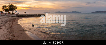 Tramonto sulla spiaggia a Marmari, Kos affacciato sul mare Agean verso Kalimnos isola Foto Stock