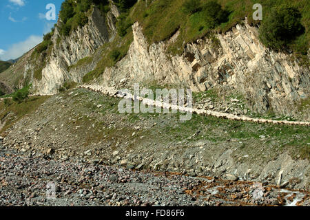 Georgien, Mtskheta-Mtianeti, Schafherde mit Hirten südlich von Stepansminda, Foto Stock