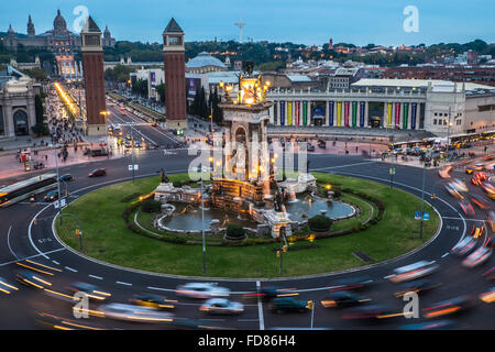 Vista aerea su Plaza Espanya square e la collina di Montjuic con il Museo Nazionale d'Arte della Catalogna, Barcellona, Spagna Foto Stock