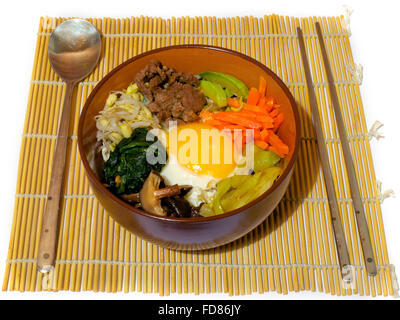 Bibimpab piatto coreano con verdura, la carne e le uova sul riso Foto Stock