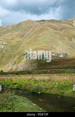 Georgien, Mtskheta-Mtianeti, Häuser der Ortschaft Akhaltsikhe Sno-Tal im südlich von Stepansminda. Foto Stock