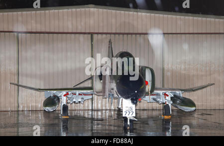 McDonnell-Douglas F-4 Phantom aerei militari sotto la pioggia Foto Stock