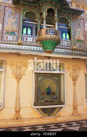 La decorazione parietale di Pavone piazza Palazzo di Città complessa, Udaipur, Rajasthan, India Foto Stock