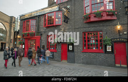 L'Anchor Pub sulla riva sud del fiume Tamigi London Regno Unito Foto Stock