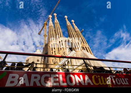 La Basilica Temple Expiatori de la Sagrada Familia è una grande chiesa cattolica romana a Barcellona Foto Stock