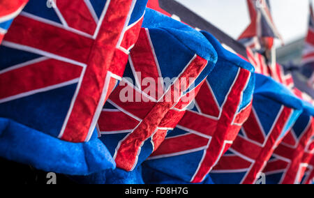 Una linea di unione Jack cappelli in vendita a Londra. Foto Stock