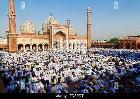 La folla dei gruppi musulmani Jama Maszid Id culto Milap Foto Stock